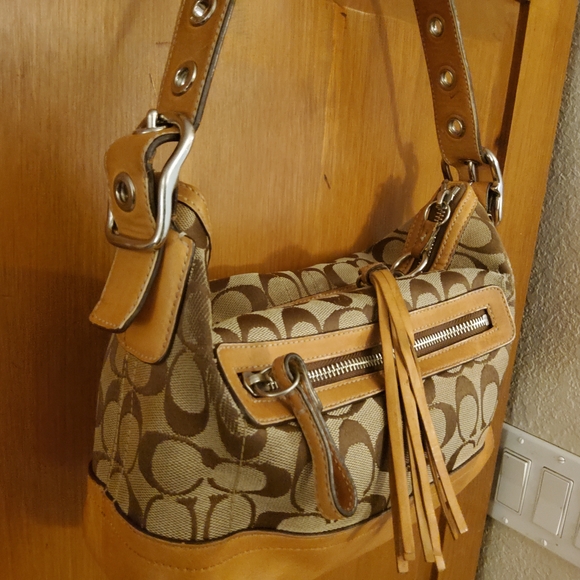 Coach 9363 East West Demi Baguette Gently Used Condition - Picture 14 of 15